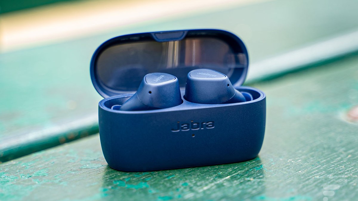 Les Jabra Elite 4 dans leur boîtier