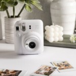 Instax lance un nouvel appareil photo instantané idéal pour vos soirées