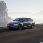 Tesla livre des voitures neuves sans certaines fonctions essentielles, mais corrige rapidement le tir