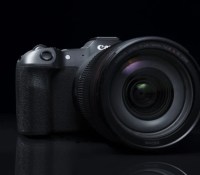 le nouveau Canon R8 équipé du 24-70 mm f/2.8 ©Theo Toyer pour Frandroïd