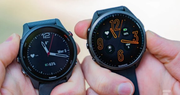 La Garmin Forerunner 255 à écran MIP à gauche et la Forerunner 965 à écran Amoled à droite // Source : Chloé Pertuis - Frandroid