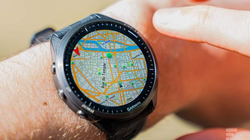 La Garmin Forerunner 965 chute sous les 500 € et reste le meilleur plan pour les sportifs