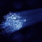 1 604 300 Gbit/s : la fibre optique bat tous les records et dépasse la bande passante mondiale d’Internet