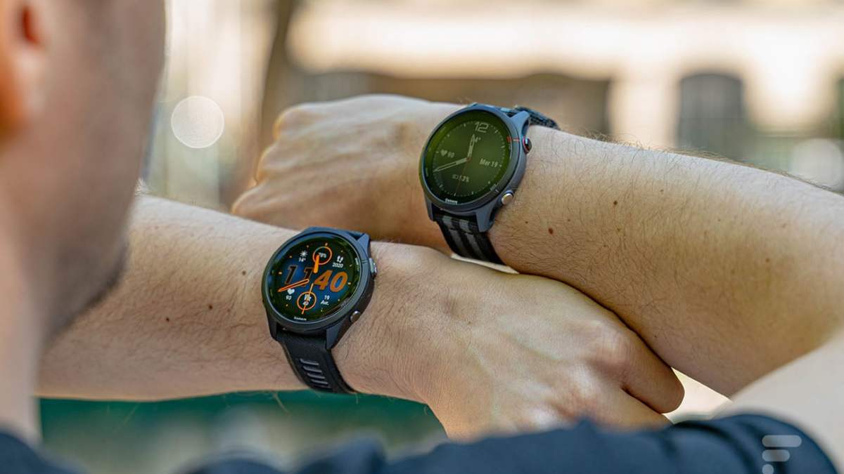 La Garmin Forerunner 265 en bas, la Garmin Forerunner 255 en haut, à l'ombre