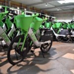 Comment réparer les vélos et trottinettes en libre-service ? On a visité l’entrepôt de Lime à Paris