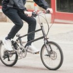 Ce vélo électrique pliable et très léger se veut ultra pratique pour les citadins