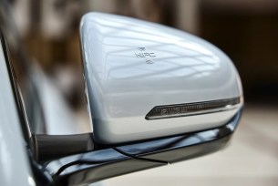 Un capteur NFC permet d'ouvrir l'auto avec une carte.