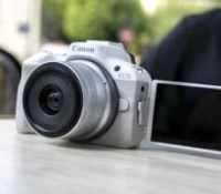 Le Canon EOS R50 et son écran sur rotule // Source : Théo Toyer - Frandroid