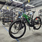 Comment reconditionne-t-on un vélo électrique ? Plongée dans les coulisses de cet entrepôt XXL