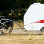 L’alliée parfaite pour les voyages en vélo électrique ? Cette minuscule caravane est pleine de surprises