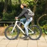 Ce vélo électrique léger n’est pas comme les autres : il recharge aussi vos appareils électroniques