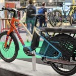 Peugeot à fond sur les vélos électriques : on a vu ses nouveaux cargos (longtail et biporteur)
