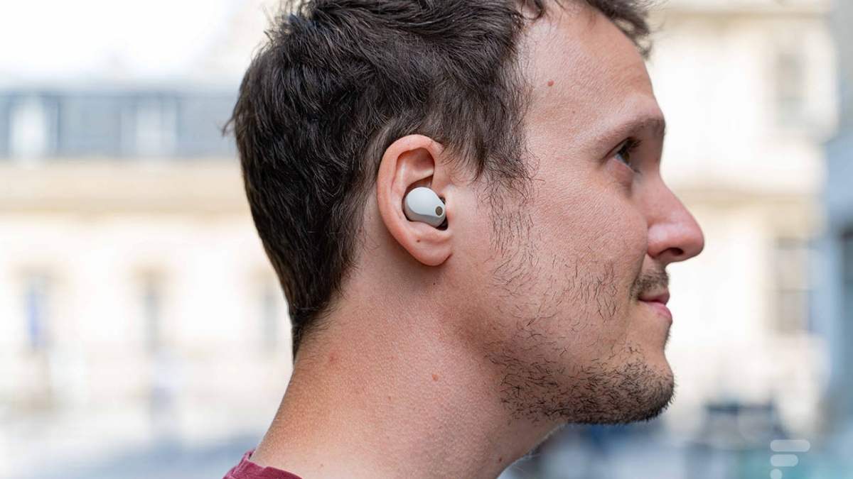 Les Sony WF-1000XM5 aux oreilles