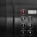 Le lien inattendu entre des ascenseurs en panne et les arnaques par SMS