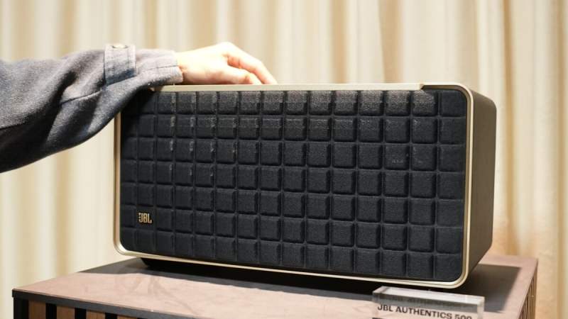 La JBL Authentics 500, une enceinte résidentielle rétro et compatible Dolby Atmos, s&rsquo;allège de 250&nbsp;€