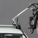 Ultra pratique, cette barre de toit vous mâche le travail pour installer vos vélos électriques