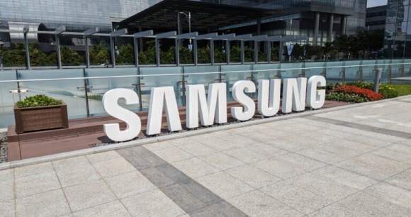 Le logo Samsung à Suwon, dans la Digital City // Source : Omar Belkaab pour Frandroid