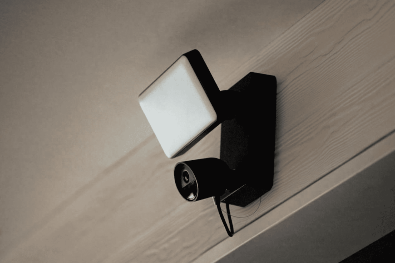 Photo d'une caméra Philips Hue Secure accompagnée d'une projecteur RGB