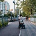 Circuler en fauteuil roulant sur les pistes cyclables : la loi évolue enfin dans le bon sens