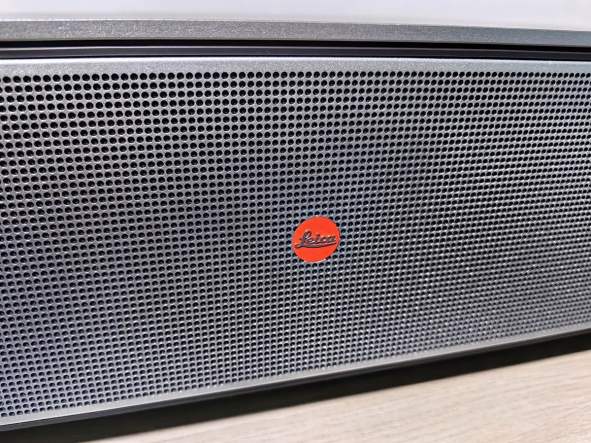 La marque Leica, bien visible