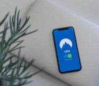 Un VPN activé sur smartphone // Source : Petter Lagson sur Unsplash