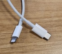 Un connecteur Lightning et un connecteur USB-C // Source : Frandroid