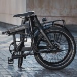 Ce vélo électrique pliant biberonné au carbone est l’un des plus légers du marché