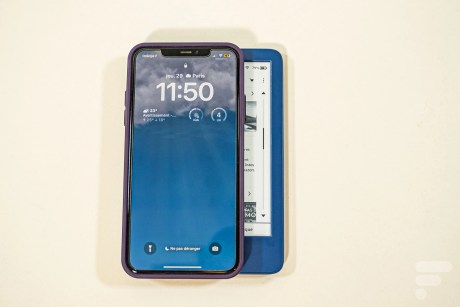Comparaison de taille entre l'iPhone 11 Pro Max et le Kindle 2022 d'Amazon // Source : Frandroid