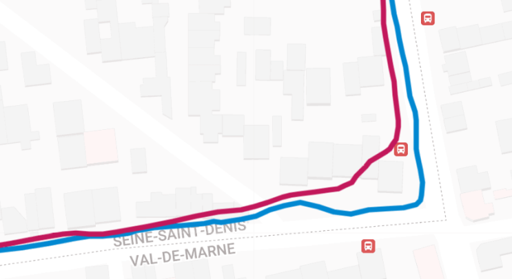 Coros Pace 3 en rouge, Garmin Forerunner 255s en bleu