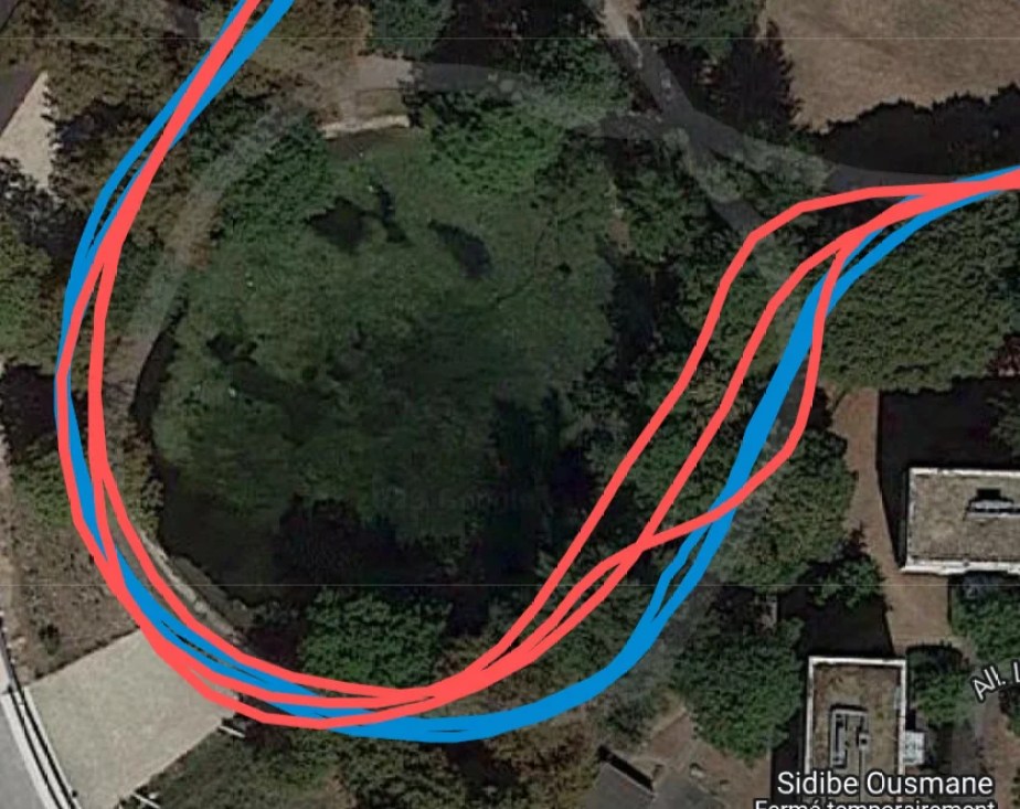 Coros Pace 3 en rouge, Garmin Forerunner 255s en bleu