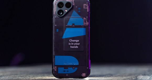 Le Fairphone 5 // Source : Chloé Pertuis pour Frandroid
