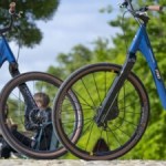 Révolutionner le confort de nos vélos électriques : voici l’objectif de cette fourche monobras en carbone