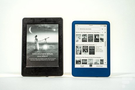 Kindle Paperwhite 2019 à côté du Kindle 2022