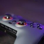 Manettes de jeux et Android 17, les nouveaux meilleurs amis