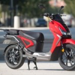 Déjà très prometteurs, ces deux scooters électriques 125 cc sont encore plus alléchants pour leur lancement