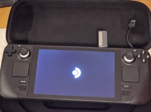 A l'allumage, voilà donc le logo Steam Deck qui réapparait // Source : Frandroid