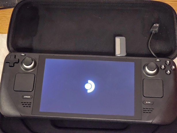 A l'allumage, voilà donc le logo Steam Deck qui réapparait // Source : Frandroid