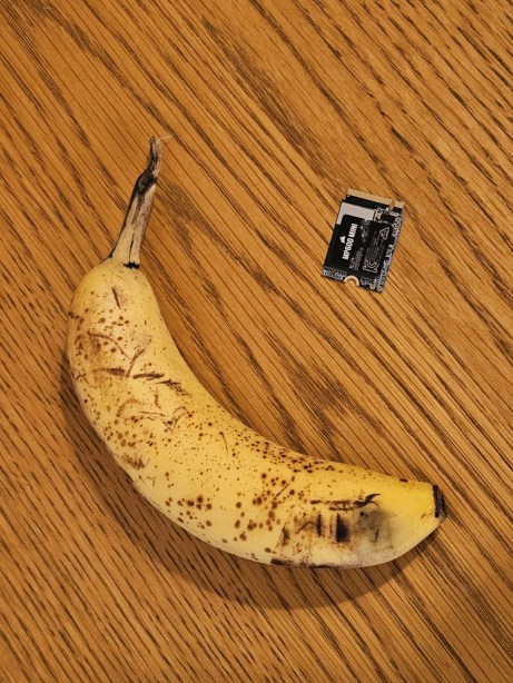 Corsair MP600 Mini en 1 To (et une banane) // Source : Frandroid