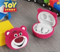 La coque de Samsung Galaxy Buds FE aux couleurs de Lotso // Source : Samsung