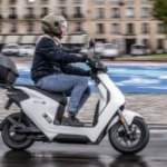 Les scooters thermiques interdits dans Paris ? Un conseiller veut l’expérimenter sur un horaire spécifique