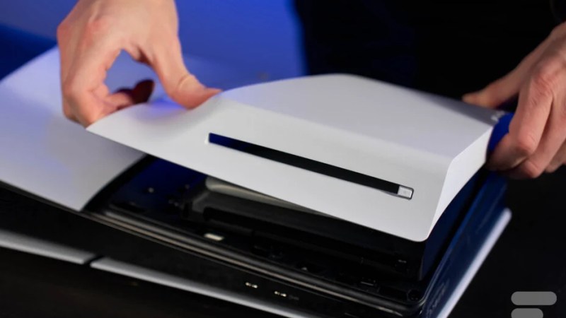 Le lecteur de disques des PS5 Slim et PS5 Pro a baissé de prix et le voici en stock