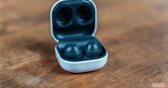 Les Samsung Galaxy Buds FE // Source : Chloé Pertuis pour Frandroid