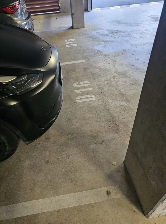 La voiture est relativement loin du poteau, alors que l'écran affichait "STOP".