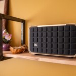 JBL Authentics 200 : cette enceinte Bluetooth résidentielle notée 9/10 s&rsquo;allège de 100 €