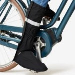 Cet accessoire vélo Decathlon ultra pratique va garder vos pieds au sec
