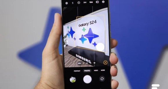 Un Samsung Galaxy S24 Ultra avec le logo de Galaxy AI en arrière-plan // Source : Frandroid