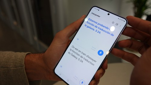Traduction en temps réel d'une conversation entre deux personnes face à face avec un Galaxy S24 // Source : Frandroid