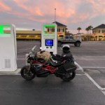Les motos électriques vont enfin pouvoir se recharger sur les bornes ultra-rapides des voitures