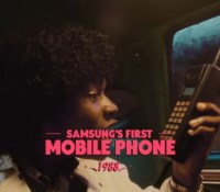 Samsung met en scène le tout premier téléphone portable de son histoire // Source : Samsung