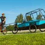 Cette remorque pour vélo électrique peut se transformer en bateau et en camping-car